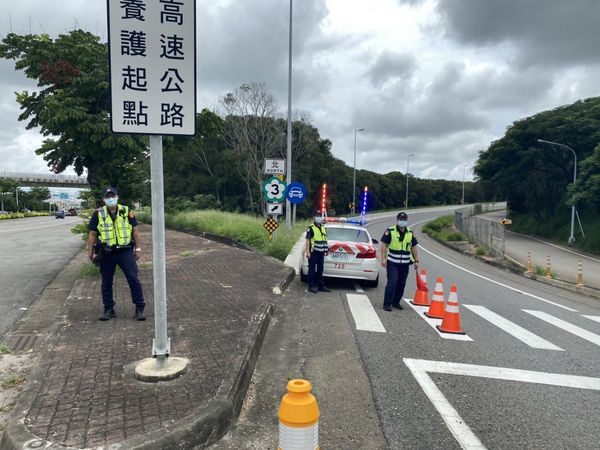 ▲大型重機上國道被警方攔下開罰。（圖／國道警方提供）