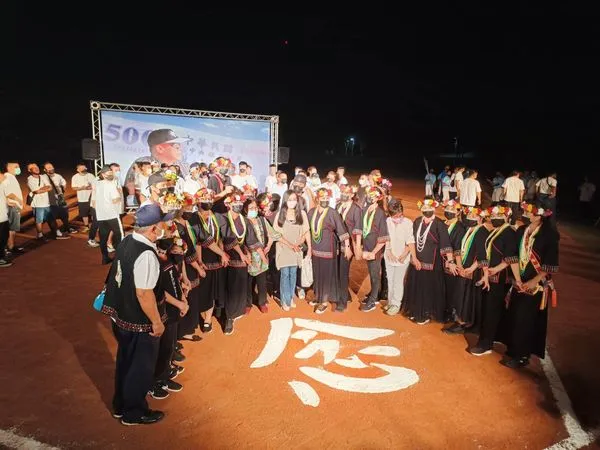 ▲▼中道中學與各界追恩500元鈔票棒球隊陸永茂總教練。（圖／中道中學提供，下同）