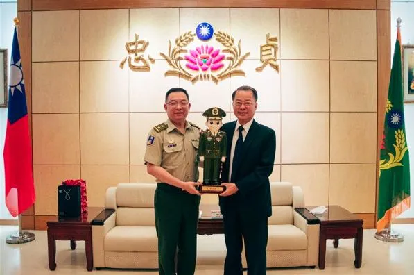 ▲▼憲兵指揮部指揮官周廣齊、警政署長黃明昭會晤，期待未來能共享情資，共同打擊犯罪。（圖／憲兵指揮部提供）