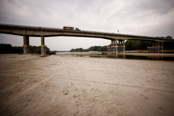 ▲▼ 義大利最長河流「波河」（Po）遭遇70年來最嚴重乾旱。（圖／路透）