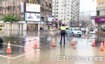 桃園瞬間驟雨水深半個輪胎　網譏「滑水道開始營業」畫面曝