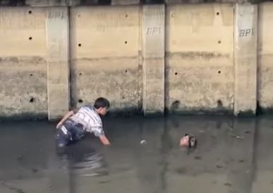 臭水溝驚見男浮屍！民眾伸手一撈「他突復活起身」　驚悚影片曝