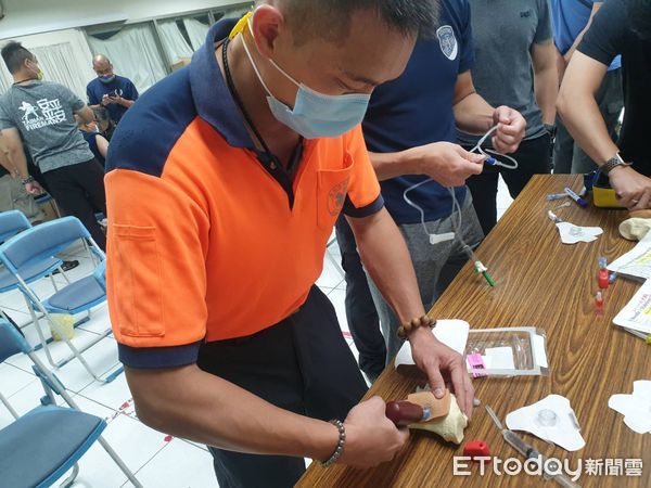 ▲台南市消防局今年採購8組電動骨針，預計配發至所屬高級救護分隊全面使用，並於這兩天辦理訓練，訓練過程頗受消防人員好評。（圖／記者林悅翻攝，下同）