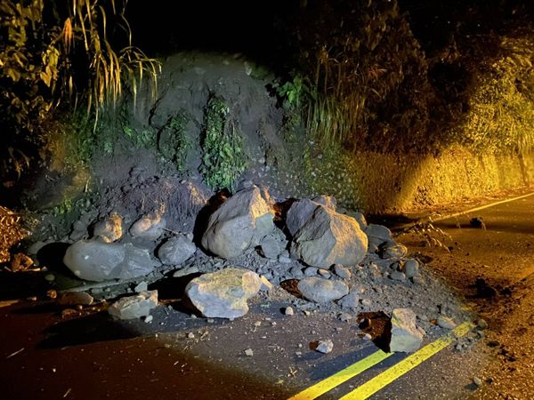 ▲▼台中市多處因連日強降雨造成路樹倒塌、山坡落石意外。（圖／記者哈勇嘎奧翻攝）