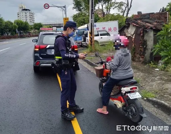 ▲屏東警分局加強取締電動自行車交通違規，確保交通安全             。（圖／記者陳崑福翻攝，下同）