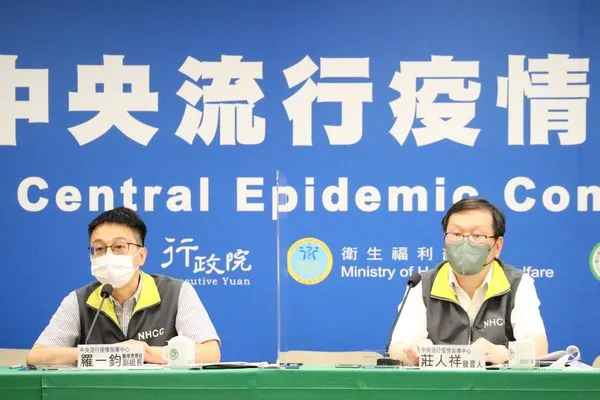 ▲▼7/5中央流行疫情指揮中心記者會。（左起）醫療應變組副組長羅一鈞、發言人莊人祥。（圖／指揮中心提供）