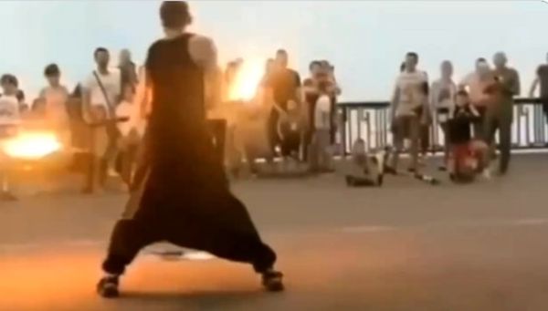 廣場表演火舞「黑衣男突然著火」　半身瞬間被火吞噬驚悚畫面曝光。（圖／翻攝自Twitter）