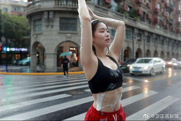 ▲▼網傳上海市民「大雨中洗澡」　當地人：我們才不會這樣做！。（圖／翻攝微博）