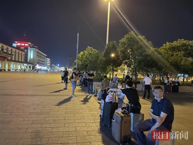 ▲▼西安火車站大批乘客排隊離開。（圖／翻攝自極目新聞）