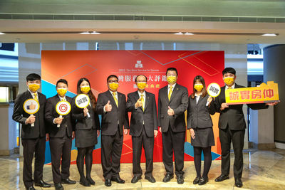 服務業大評鑑永慶不動產連「銀」6年！旗下房仲經紀人獲頒服務尖兵獎