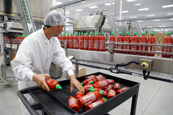 ▲▼匯豐食品（Huy Fong Foods）是亞洲市場最大的辣椒生產商之一，其在北美最熱門的產品就是被稱為「紅公雞辣椒醬」的Sriracha辣椒醬。（圖／達志影像／美聯社）