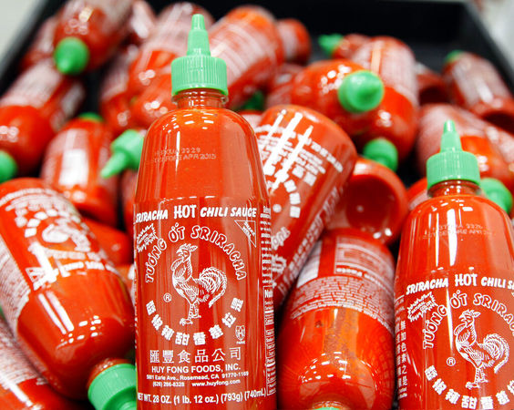 ▲▼匯豐食品（Huy Fong Foods）是亞洲市場最大的辣椒生產商之一，其在北美最熱門的產品就是被稱為「紅公雞辣椒醬」的Sriracha辣椒醬。（圖／達志影像／美聯社）