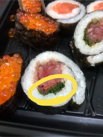 ▲▼原PO好奇壽司捲內吃起來特殊的葉子究竟是何物。（圖／翻攝自臉書「Costco好市多 商品經驗老實說」）