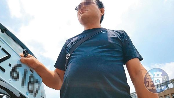 代辦業者拿著車牌怒瞪當事人，叫她不要多問。（讀者提供）
