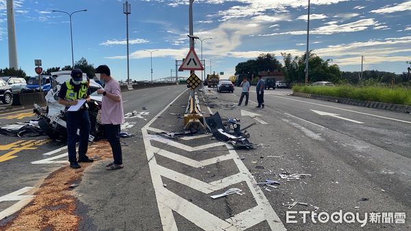 西濱1大車、2小車追撞　1無生命跡象、2傷。（圖／記者蔡文淵翻攝）