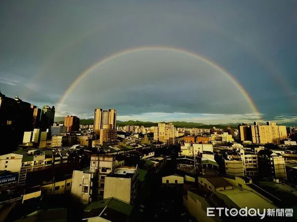 ▲雨後限定版！台中出現超大180度雙彩虹　民眾狂拍PO網洗版。（圖／影像工作者翁清雅授權提供）
