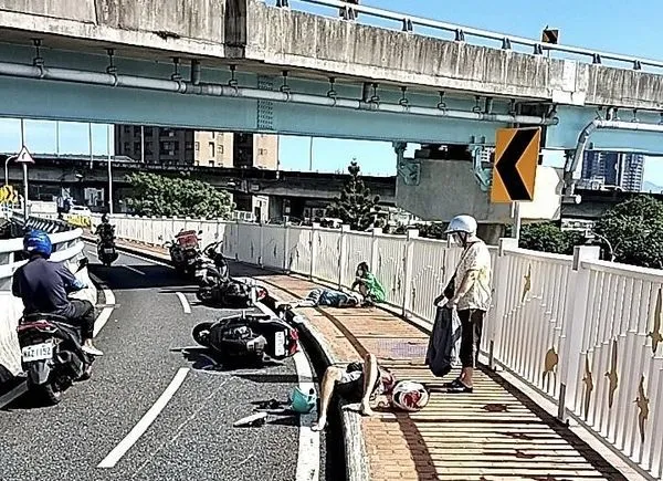 ▲▼華中橋往台北機車道，在6日上午發生5台機車追撞事故。（圖／翻攝《記者爆料網》）