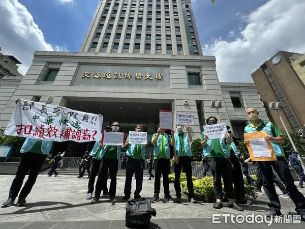 ▲▼不滿長年低薪，中華快遞工會爭取調薪二度前往交通部抗議。（圖／記者李姿慧攝）