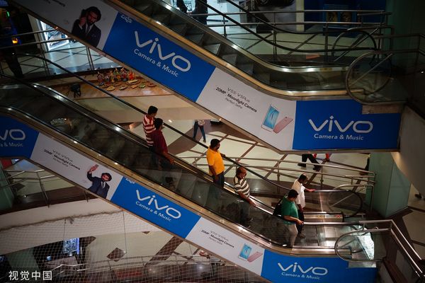 ▲大陸手機廠商手機收購,手機買賣VIVO在印度的商場廣告及門市。（圖／CFP）