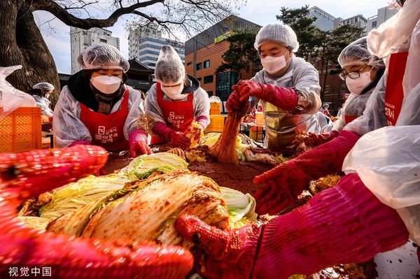 ▲▼南韓首爾一座寺廟，志工們正在醃製泡菜。（圖／CFP）