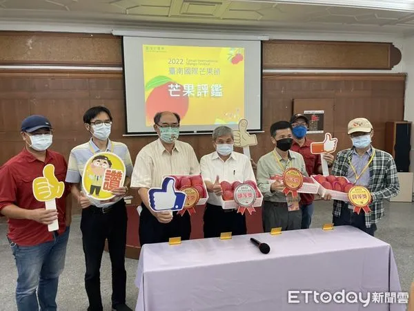 ▲台南市愛文芒果評鑑比賽結果出爐，楠西區農民康英滄獲得特等獎殊榮，市長黃偉哲籲全國美食老饕芒果控，要品嘗年度最好吃的台南愛文芒果，訂購一定要趁早。（圖／記者林悅翻攝，下同）