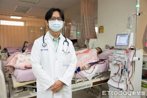 ▲成大醫院腎臟科張育誌醫師表示，血液透析患者接種第三劑疫苗後，6成透析患者具備對抗Omicron變異株的中和抗體，顯示第三劑疫苗施打，能提高透析族群保護力。（圖／記者林悅翻攝，下同）