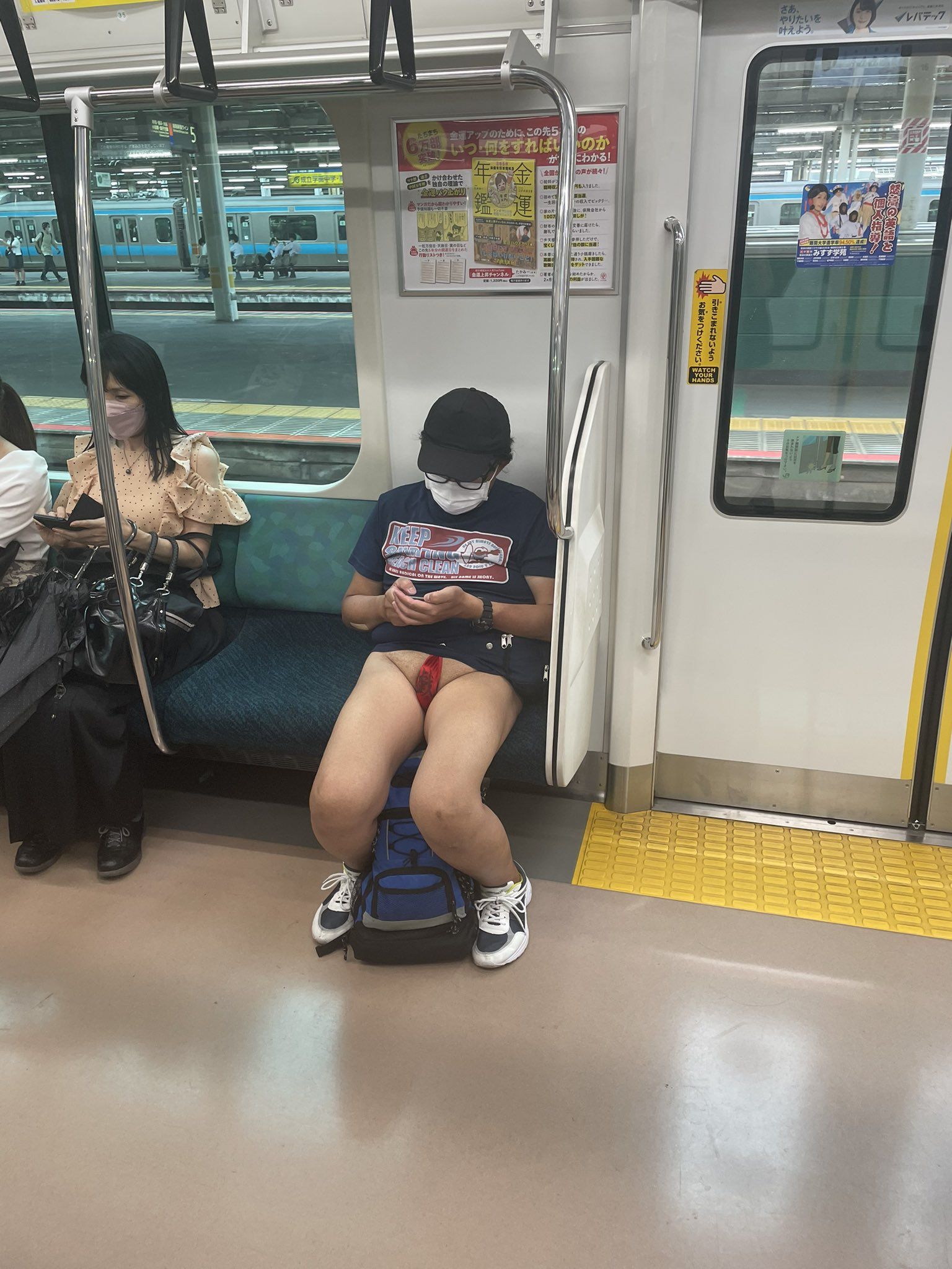 ▲▼日本電車男下身失蹤。（圖／翻攝推特「takigare3」）