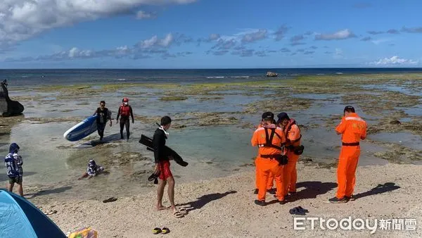 ▲綠島海域12民眾立漿活動體力不支遭浪帶離。（圖／記者楊漢聲翻攝）