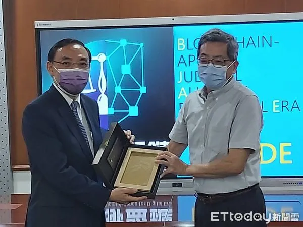 ▲▼法務部長蔡清祥（左）與國網中心主任張朝亮（右），合力促成「司法聯盟鏈」。（圖／記者吳銘峯攝）