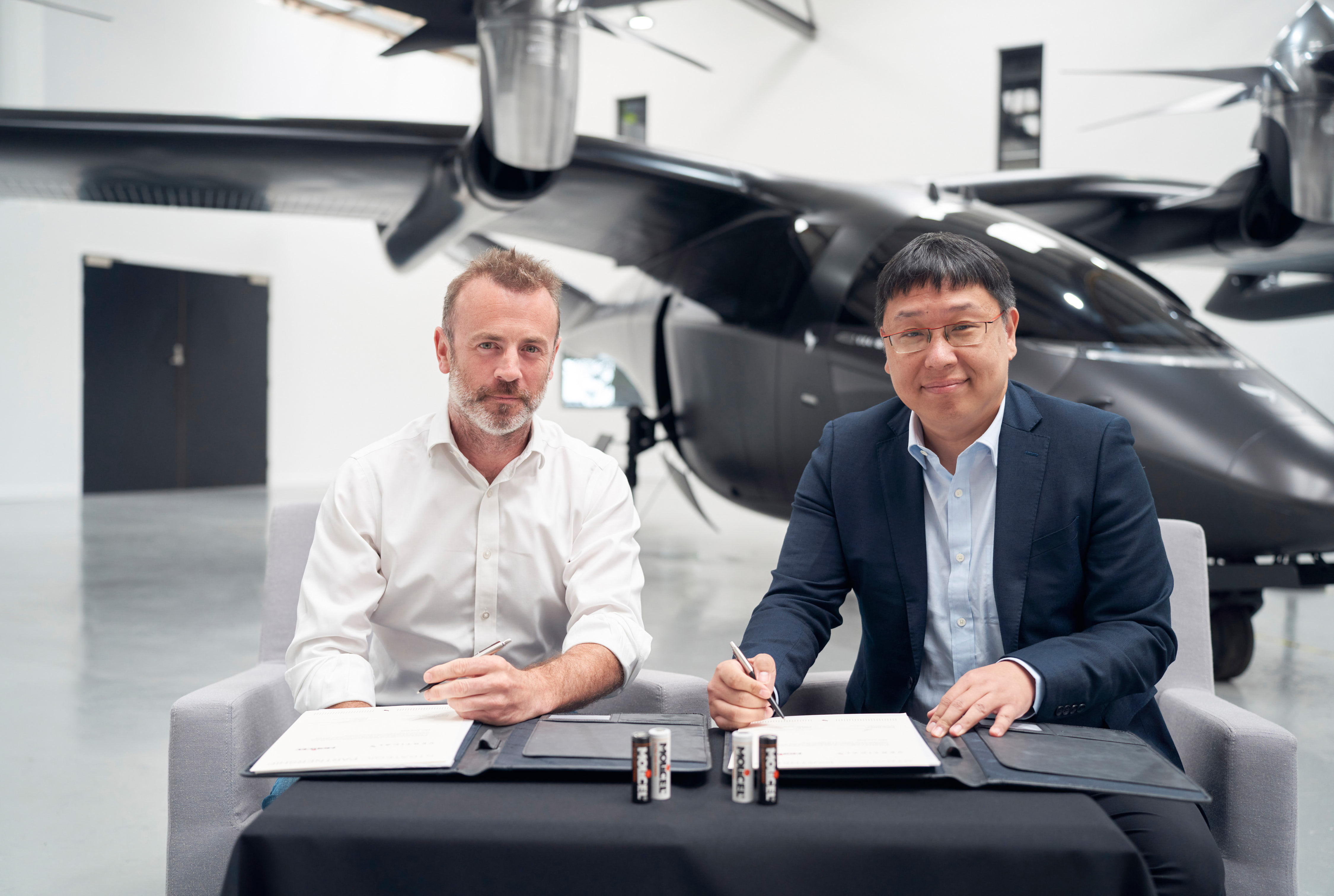 ▲能元科技總經理薛人禎(右)與Vertical Aerospace CEO Stephen Fitzpatrick(左)簽署戰略合作協定。（圖／台泥提供）