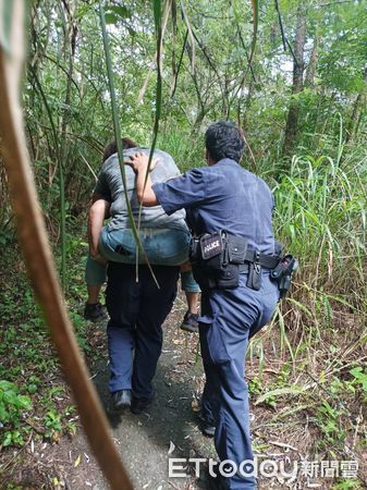 ▲仁愛警方協助急病山友送醫。（圖／記者高堂堯翻攝）