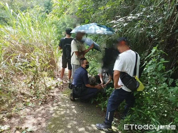 ▲仁愛警方協助急病山友送醫。（圖／記者高堂堯翻攝，下同）