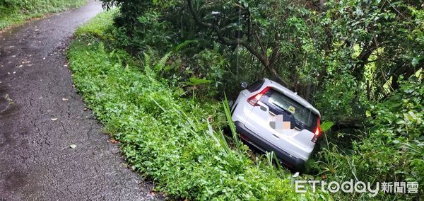 ▲小客車滑落5公尺深邊坡，撞上邊坡樹幹卡住，經警、消救援，2人無大礙，但飽受驚嚇。。（圖／記者蔡文淵翻攝）