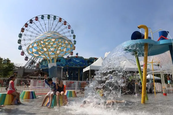 ▲「小小水樂園」是北市第一座共融式親水遊樂場，有套圈圈、甜甜圈、升降溜溜球、水桶怪人及胖胖龍等5項遊樂設施，即日起至8/31，入場費只要50元。（圖／北捷提供）