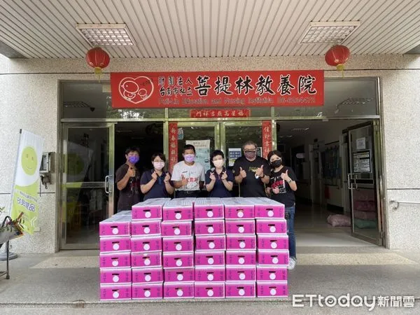 ▲善心人士與大坑休閒農場7日特別捐贈100箱芒果給菩提林教養院、心德慈化教養院，希望讓折翼天使享用最當季的香甜芒果，也力挺果農。（圖／記者林悅翻攝，下同）