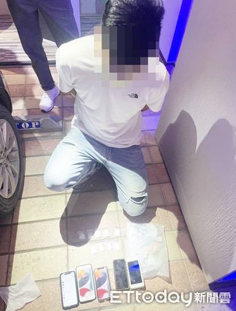 ▲桃園警分局在網路巡邏發現許姓男子標榜經營24小時飲料店，在摩鐵交易時，當場查出K他命毒品9小包等證物。（圖／記者沈繼昌翻攝）