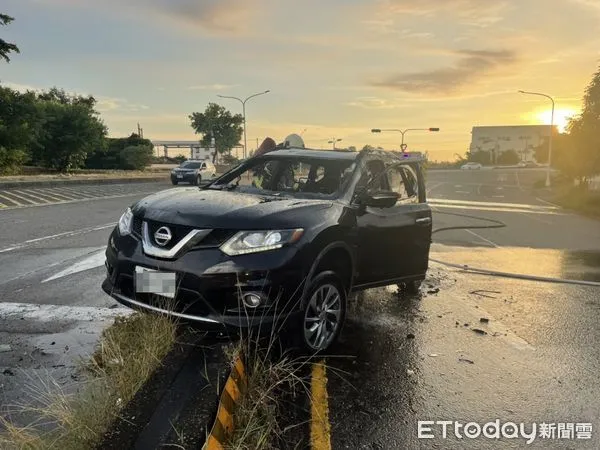 ▲▼一輛休旅車後車廂莫名起火，駕駛急於逃命，車子撞上分隔島。（圖／民眾提供，下同）