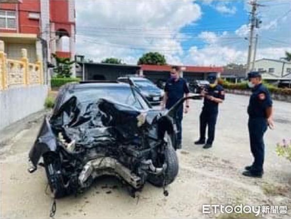 ▲水林鄉一輛黑色汽車自撞燈桿與電桿噴飛農田，駕駛當場失去生命跡象。（圖／記者蔡佩旻翻攝）