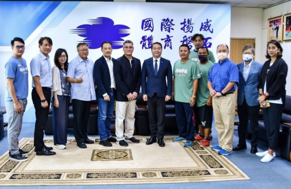 ▲▼ 郭源治獲頒榮譽教授聘書。（圖／國體大提供）