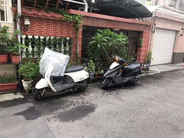 ▲有女網友因停車被貼紙條，憤而發文公審鄰居。（圖／翻攝自Facebook／爆料公社）