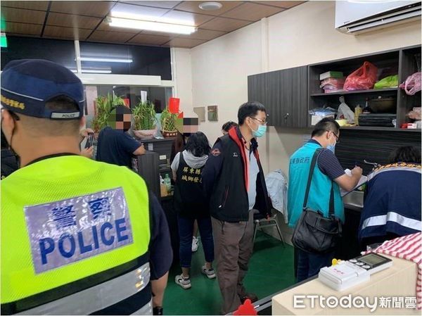 ▲東港警方會同縣府相關單位加強稽查娛樂場所            。（圖／記者陳崑福翻攝，下同）