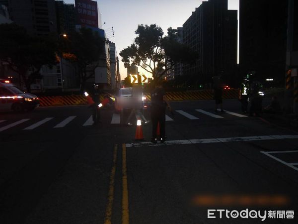 ▲▼台灣大道凌晨發生酒駕事故，自小客車酒測值超標，機車男骨折。（圖／民眾提供，下同）