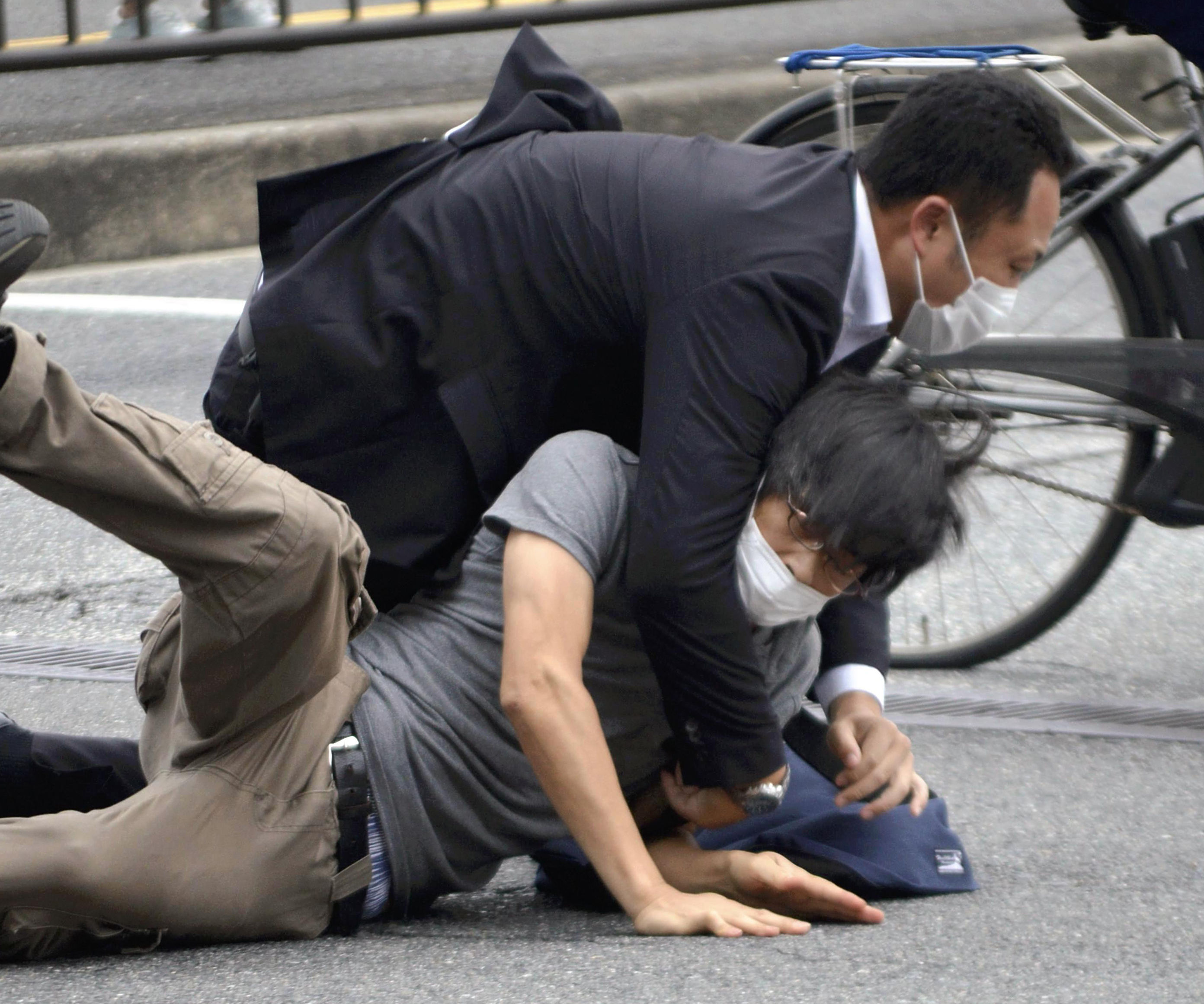 ▲▼對安倍晉三開槍槍手遭壓制。（圖／達志影像／美聯社）