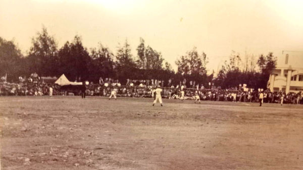▲1960年的金門地區棒球賽，人山人海看比賽。（圖／薛文叡提供）