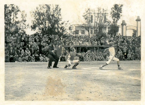 ▲1960年的金門地區棒球賽，人山人海看比賽。（圖／薛文叡提供）