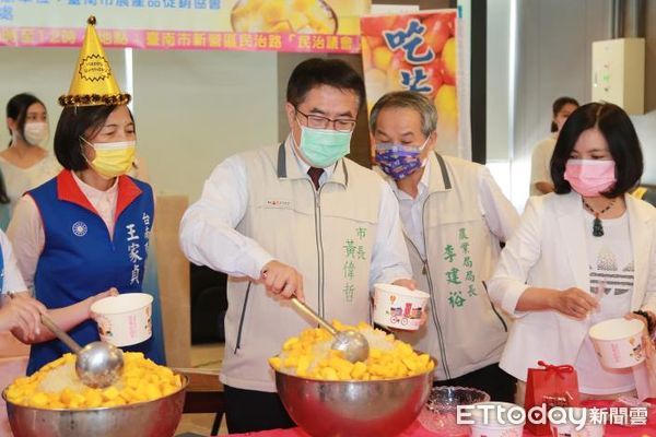 ▲台南市民治議會8日舉行「議長盃吃芒果冰比賽」，黃偉哲也與議員一同協助分裝芒果冰，分送給現場民眾享用。（圖／記者林悅翻攝，下同）