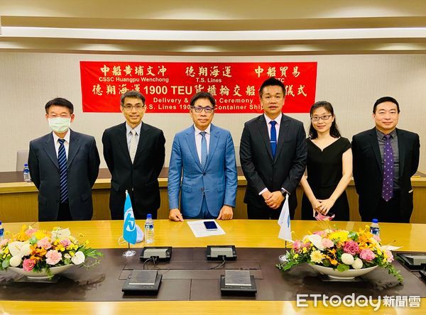 ▲左起德翔海運工務部副協理王聯芳、資深副總黃仁傑、董事長陳德勝、總經理涂鴻麟、法務部協理許智婷、船務部副協理李康麟在交船視訊典禮上。（圖／德翔海運提供）