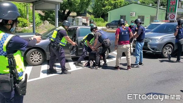 ▲關山警察分局實施無預警防搶演練。（圖／記者楊漢聲翻攝）