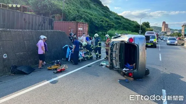 ▲萬里轎車擦撞擋土牆翻覆 駕駛脫困獲救受傷急送醫。（圖／記者郭世賢翻攝）