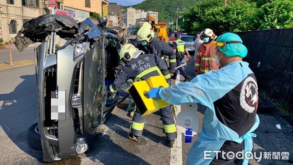 ▲萬里轎車擦撞擋土牆翻覆 駕駛脫困獲救受傷急送醫。（圖／記者郭世賢翻攝）